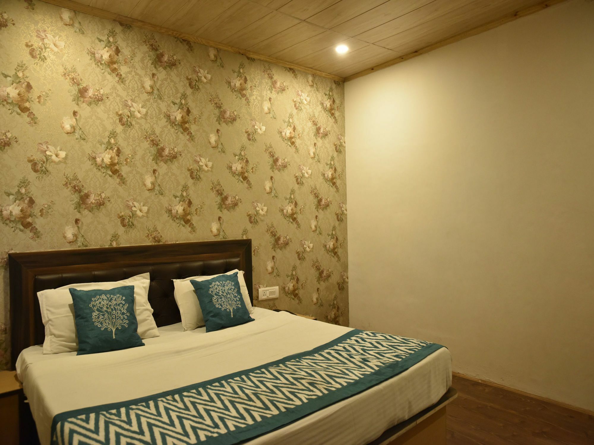 Oyo 8917 Hotel Crystal Palace Shimla Exterior foto